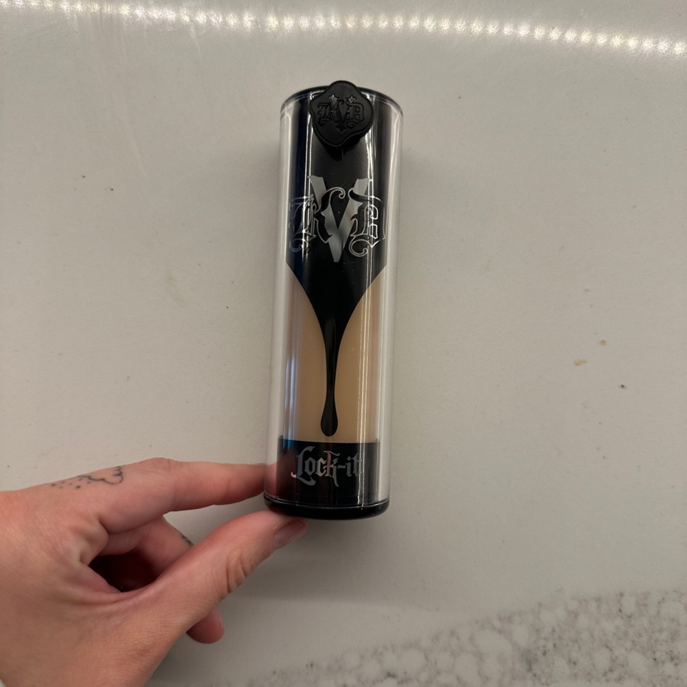 KAT VON D foundation light 47 neutral